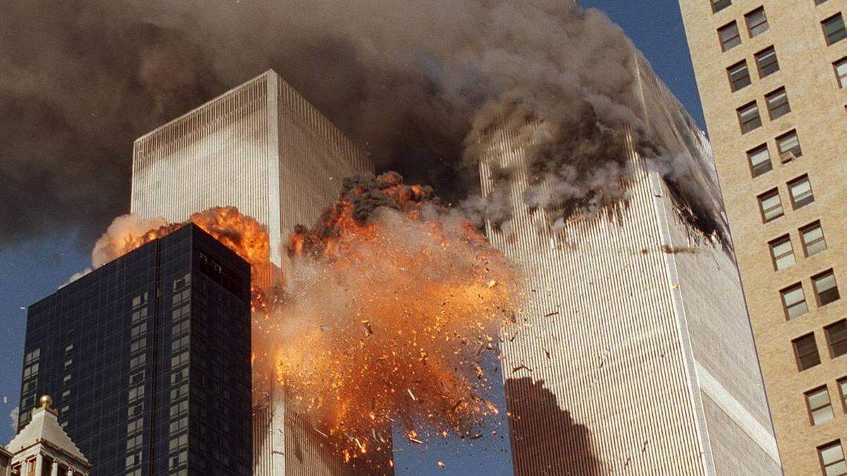 Humo sale de una de las torres del World Trade Center y las llamas y los escombros estallan en la segunda torre el 11 de septiembre de 2001. CHAO SOI CHEONG AP