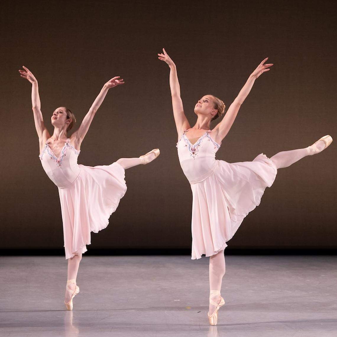 El ballet de la ciudad de Miami presenta “Nex Stage” en Miami Beach Bandshell.