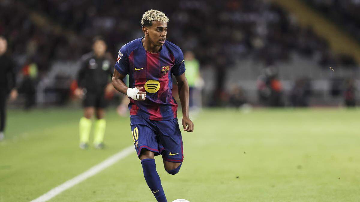 Segundo en el Balón de Oro, el extremo del Barcelona Lamine Yamal tendrá la ocasión de desquitarse el miércoles ante el PSG, aunque el club francés, que copó buena parte de esos prestigiosos premios tras la gran temporada pasada, llega a la ciudad condal diezmado por las bajas.