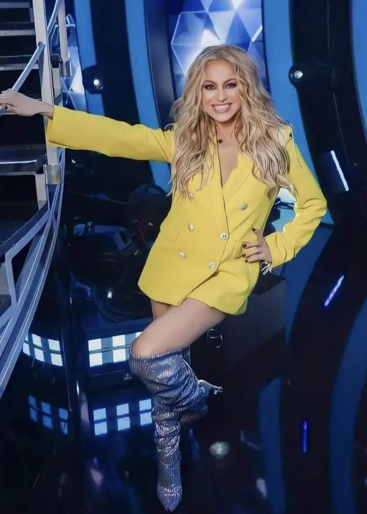 Paulina Rubio con un diseño de Paola Estefanía