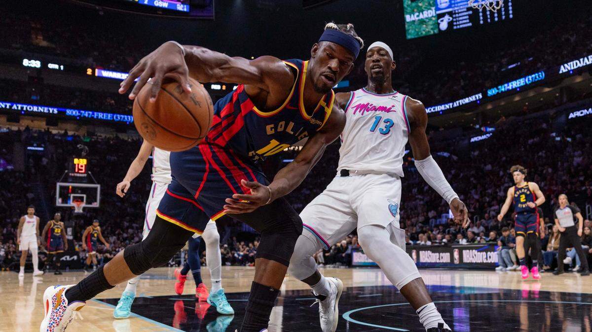 El jugador de los Warriors de Golden State Jimmy Butler (izq.) pierde la pelota ante la marca de Bam Adebayo, del Heat, en el partido celebrado el 25 de marzo de 2025 en Miami.