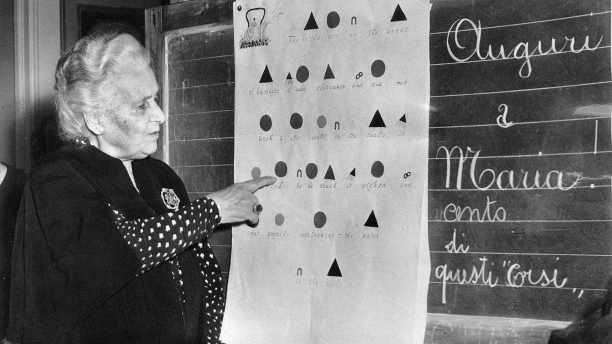 La pedagoga María Montessori explica los símbolos utilizados en su método, en la última clase que dio para profesores en la Universidad de Perugia, Italia, 1950.