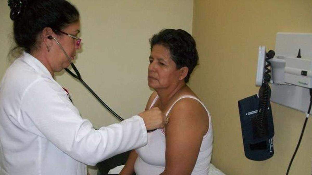 Una médico cubana atiende a una paciente ecuatoriana como parte de los acuerdos entre ambos países.