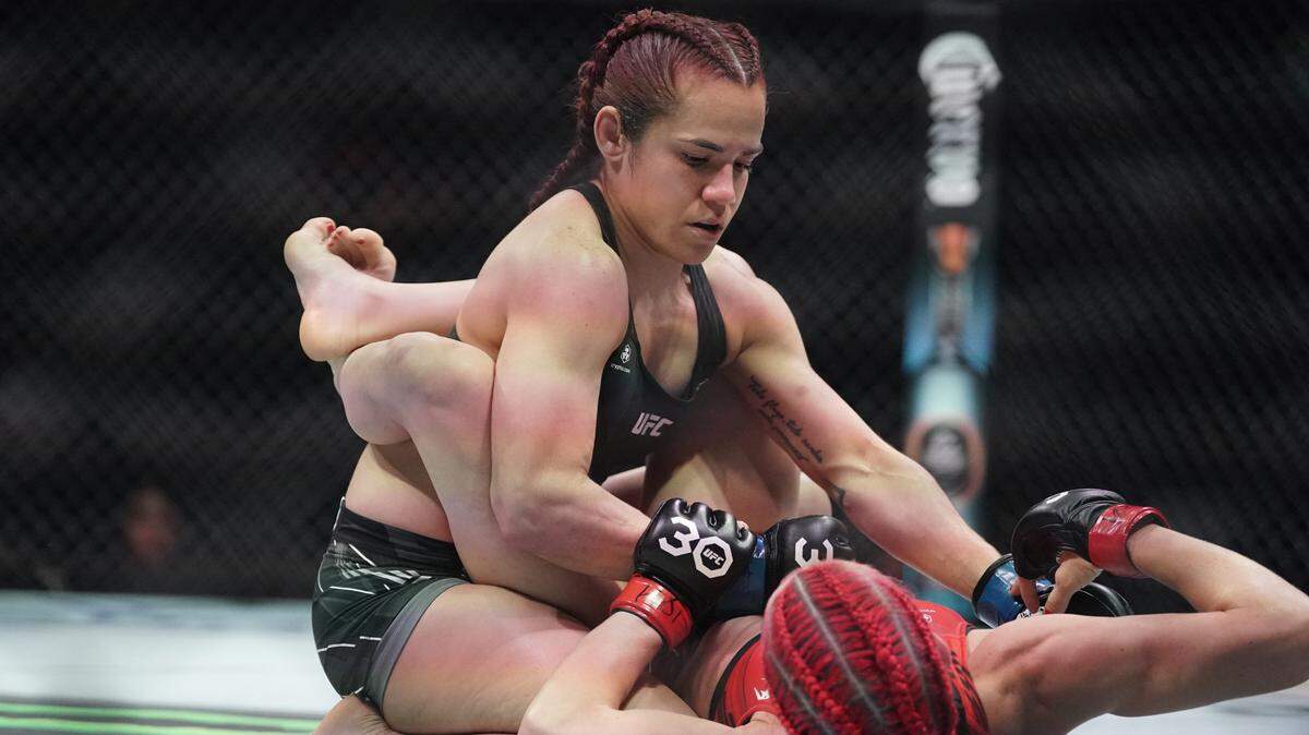 Piera Rodríguez (izq.) en su pelea con Gillian Robertson celebrada el 15 de abril de 2023 en Kansas City, Missouri.
