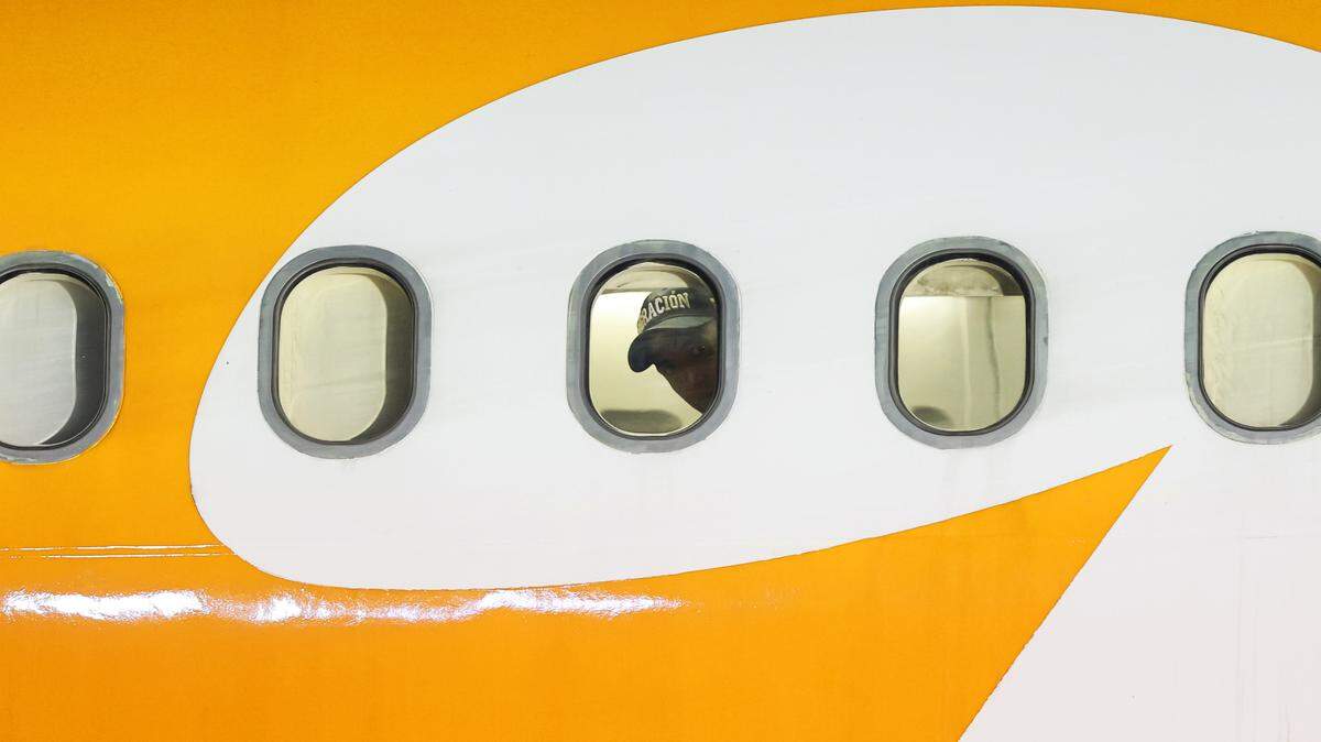 28 March 2025, Venezuela, Maiquetia: A Venezuelan deported from the USA sits on board the plane and looks through the window as he arrives on a repatriation flight at Simon Bolivar International Airport, en Maiquetia, Venezuela, 28 march 2025. The repatriations are part of an agreement signed by the US and Venezuelan governments in January of this year. They are also part of the Trump administration’s plan to deport millions of migrants who are allegedly in the United States illegally. Photo: Jesus Vargas/dpa/Sipa USA