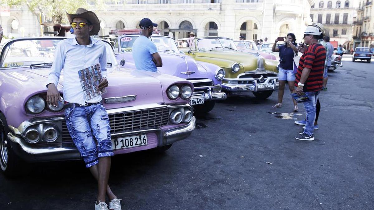 La Habana, Cuba, los conductores intentan vender viajes en taxis de automóviles clásicos a los turistas.