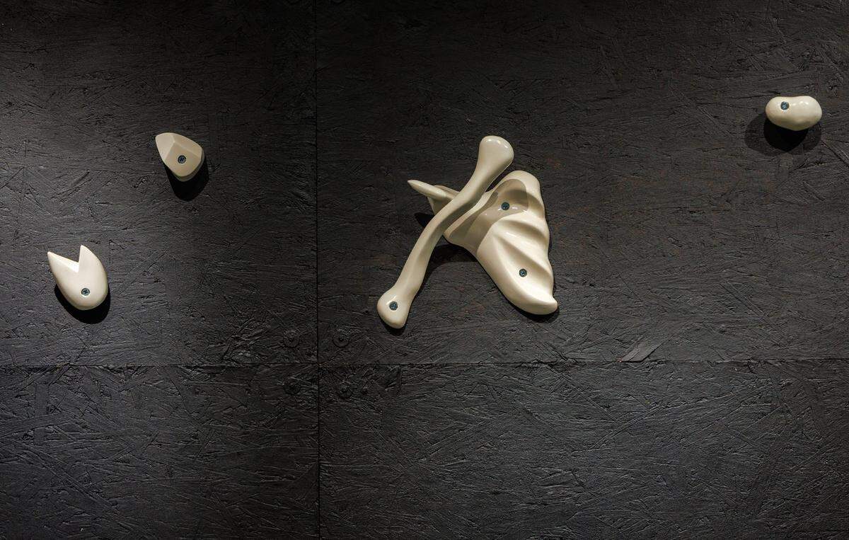 Detalle de la pieza titulada “Diubis”, 2025, técnica mixta, aluminio fundido, 10 x 16 pies.