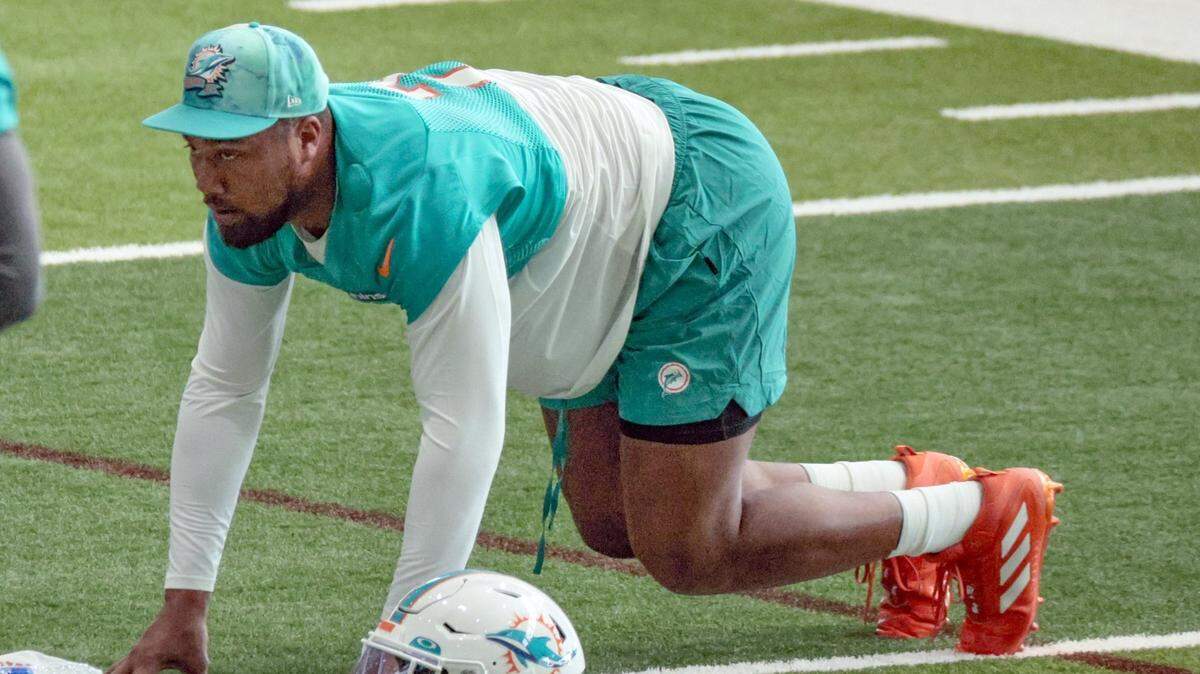 El linebacker de los Dolphins de Miami Bradley Chubb calienta durante un entrenamiento con el equipo el miércoles 2 de noviembre del 2022.