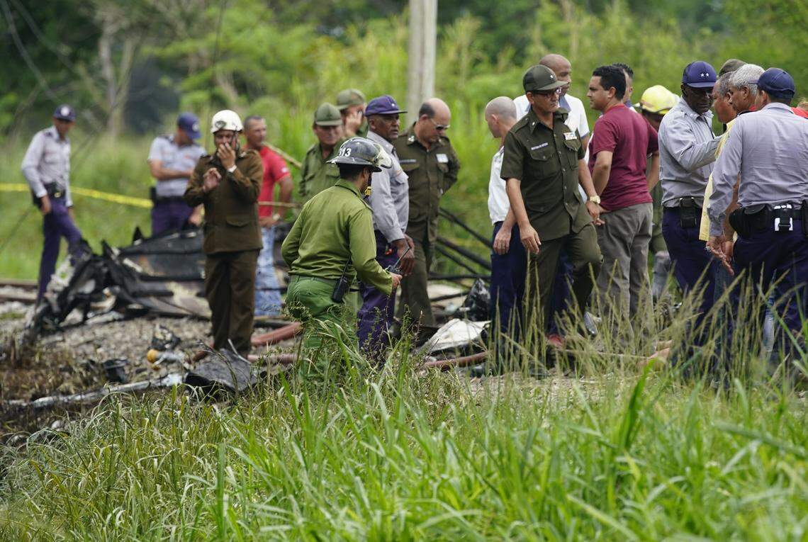 Trabajadores de rescate y búsqueda en el sitio donde un avión cubano con más de 100 pasajeros a bordo cayó en un campo justo después del despegue desde el aeropuerto internacional en La Habana, Cuba, el viernes 18 de mayo de 2018.