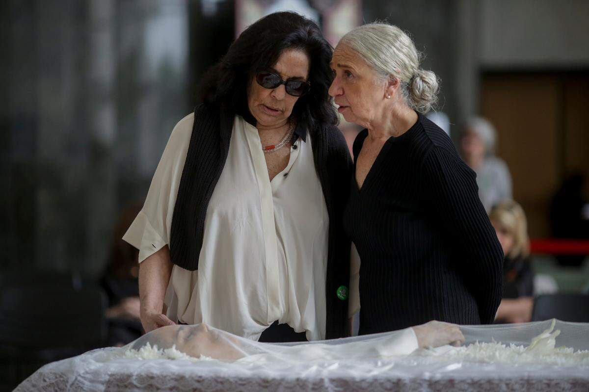 SP - Sao Paulo - 11/11/2022 - SAO PAULO, VALORIO, GAL COSTA - Gal Costa’s partner Wilma Petrillo (left) pays tribute to singer Gal Costa during a wake that takes place at the Legislative Assembly of the State of Sao Paulo (ALESP) this Friday (11th). The singer, considered one of the biggest stars of Brazilian music, passed away last Wednesday (09) at the age of 77. Photo: Suamy Beydoun/AGIF/Sipa USA