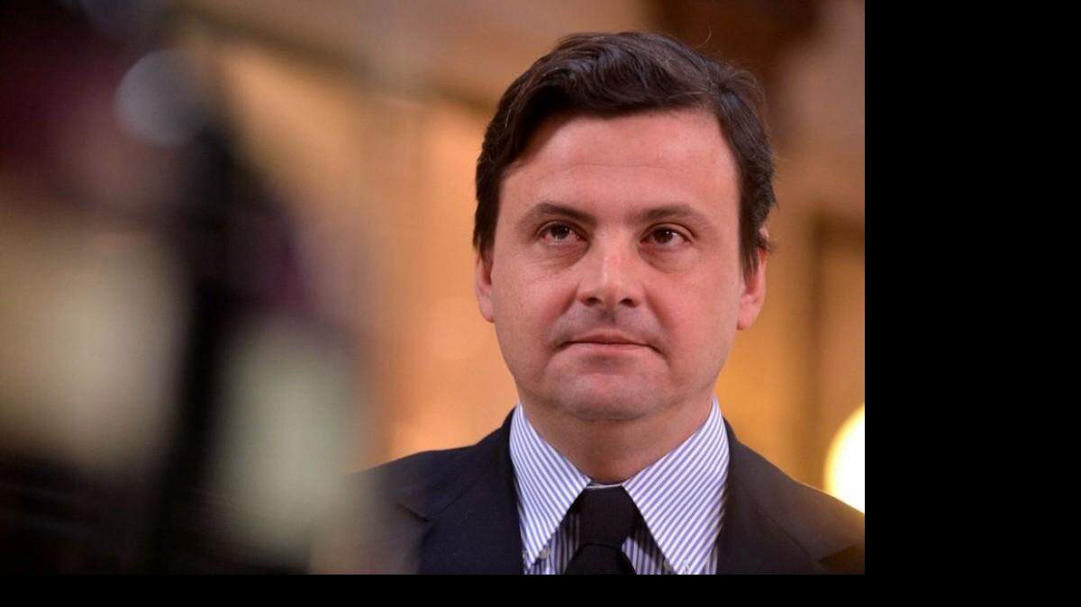 Calenda encabeza una delegación de 150 empresarios italianos que visita la isla para explorar oportunidades de negocios “en los sectores de de construcción e infraestructura, turismo, transporte, medio ambiente, energías renovables, minas, biomédica y transformación de alimentos”. 
