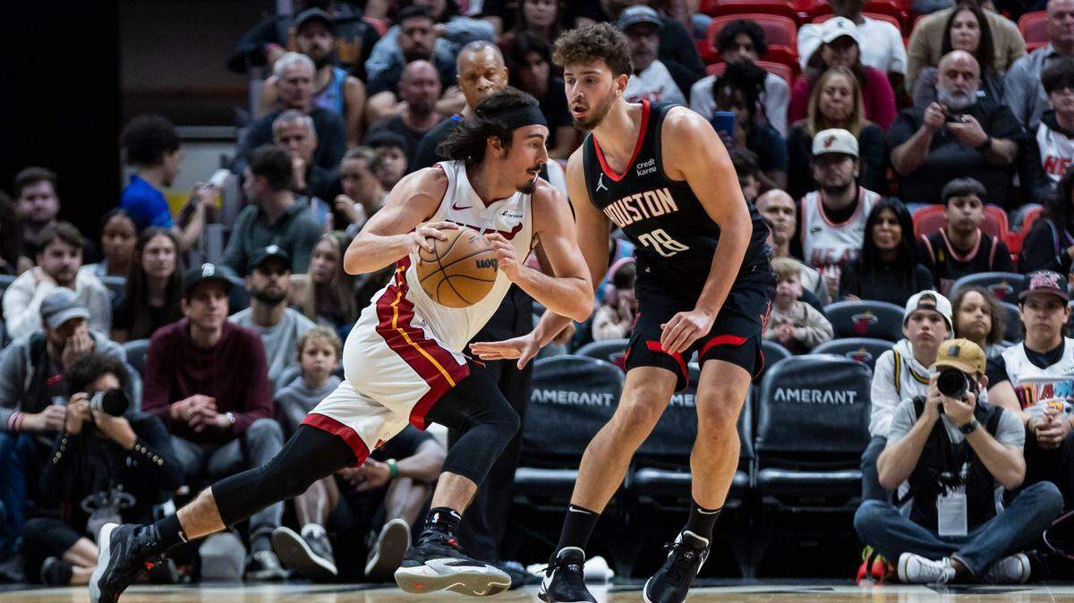 El jugador del Heat Jaime Jáquez Jr. (izq.) entra al aro ante la marca de Alperen Sengun, de los Rockets de Houston, en el partido celebrado el 8 de enero de 2024 en Miami.