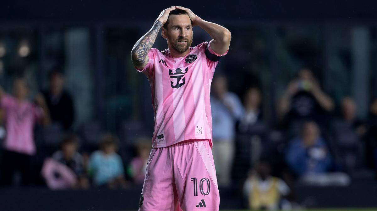 El delantero del Inter Miami Lionel Messi reacciona tras fallar un tiro contra los Whitecaps de Vancouver, celebrado el 30 de abril de 2025 en el Chase Stadium en Fort Lauderdale, Florida.