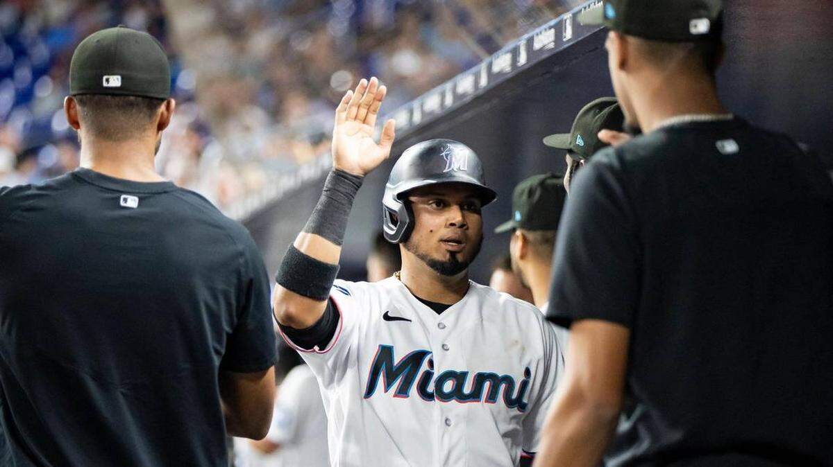 El segunda base de los Miami Marlins Luis Arraez (3) celebra con sus compañeros después de anotar una carrera contra los Toronto Blue Jays en la tercera entrada de un partido de la MLB en el loanDepot park el lunes 19 de junio de 2023, en Miami, Florida.