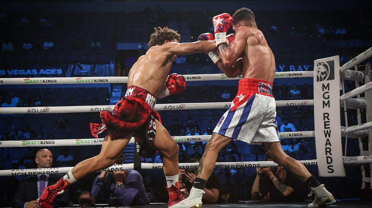 El boxeador cubano Renny Viamonte (der.) aceptó el reto en corto aviso y ofreció dura resistencia al invicto Curmel Moton, en una pelea a ocho asaltos el sábado en Las Vegas