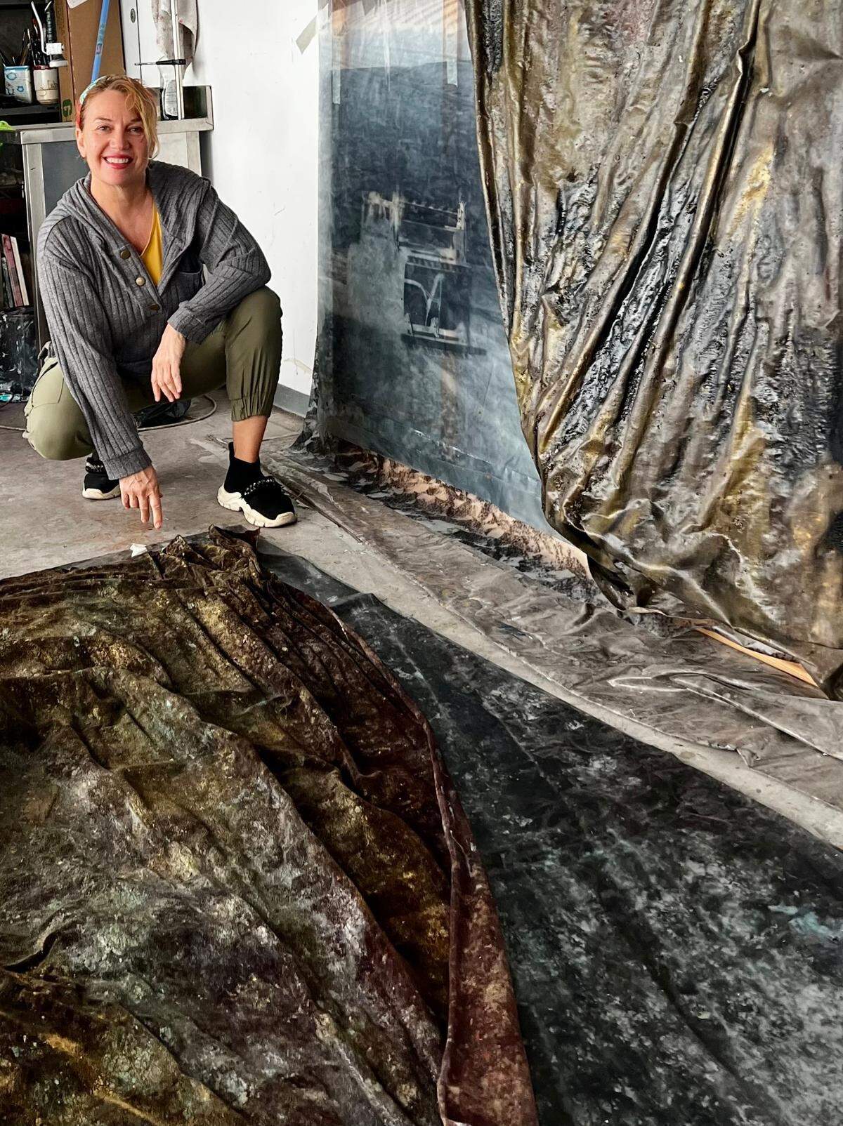 Emilia Martín Fierro en su estudio en Tenerife, Islas Canarias.