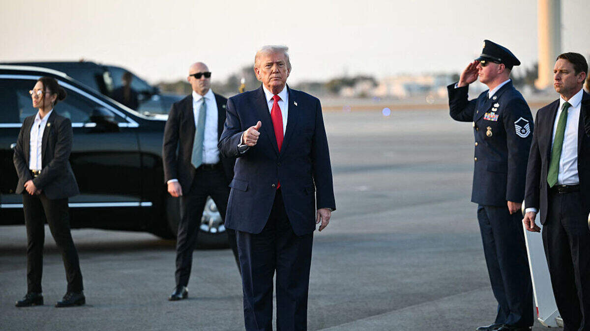 El presidente de Estados Unidos, Donald Trump, saluda a la prensa tras descender del Air Force One en el Aeropuerto Internacional de Palm Beach, en West Palm Beach, Florida, el 13 de febrero de 2026. 