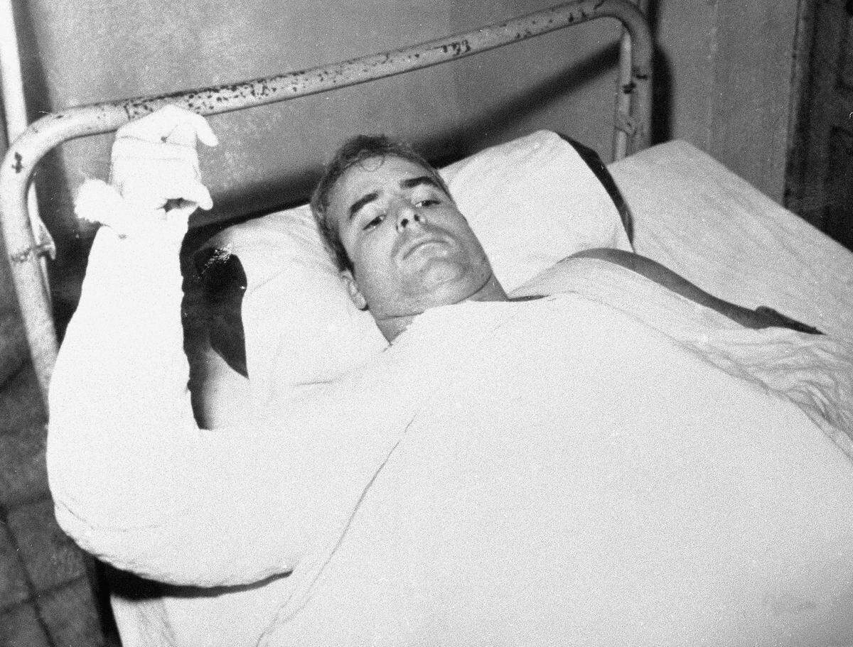 John McCain en una foto que se le tomó cuando era prisionero en Vietnam del Norte. Trump lo menospreció de no ser “un héroe” porque su avión fue derribado en Vietnam.