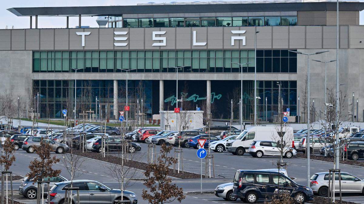 La producción de la fábrica de automóviles Tesla en Grunheide, Alemania, está paralizada debido a un corte de energía tras un incendio provocado en una torre de alta tensión.