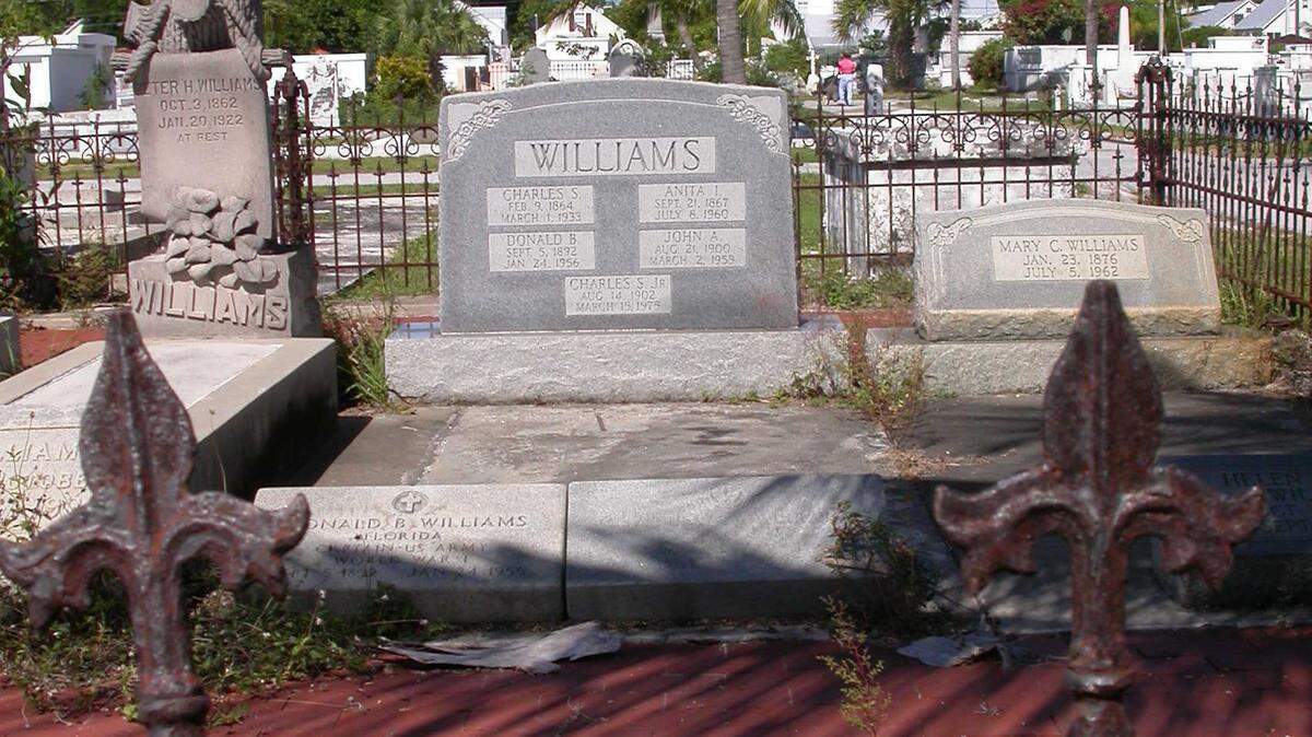 Cayo Hueso, 10/30/2003. Una sola tumba en el histórico cementerio de Cayo Hueso lleva el nombre de siete personas. La costumbre de compartir tumbas, propia de Cayo Hueso y Nueva Orleans, perdura hasta nuestros días.