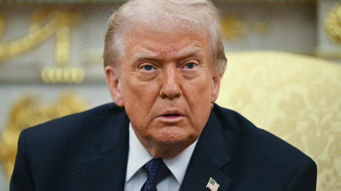 El presidente de Estados Unidos, Donald Trump, observa durante una reunión con el canciller alemán Friedrich Merz en el Despacho Oval de la Casa Blanca en Washington, DC, el 3 de marzo de 2026.