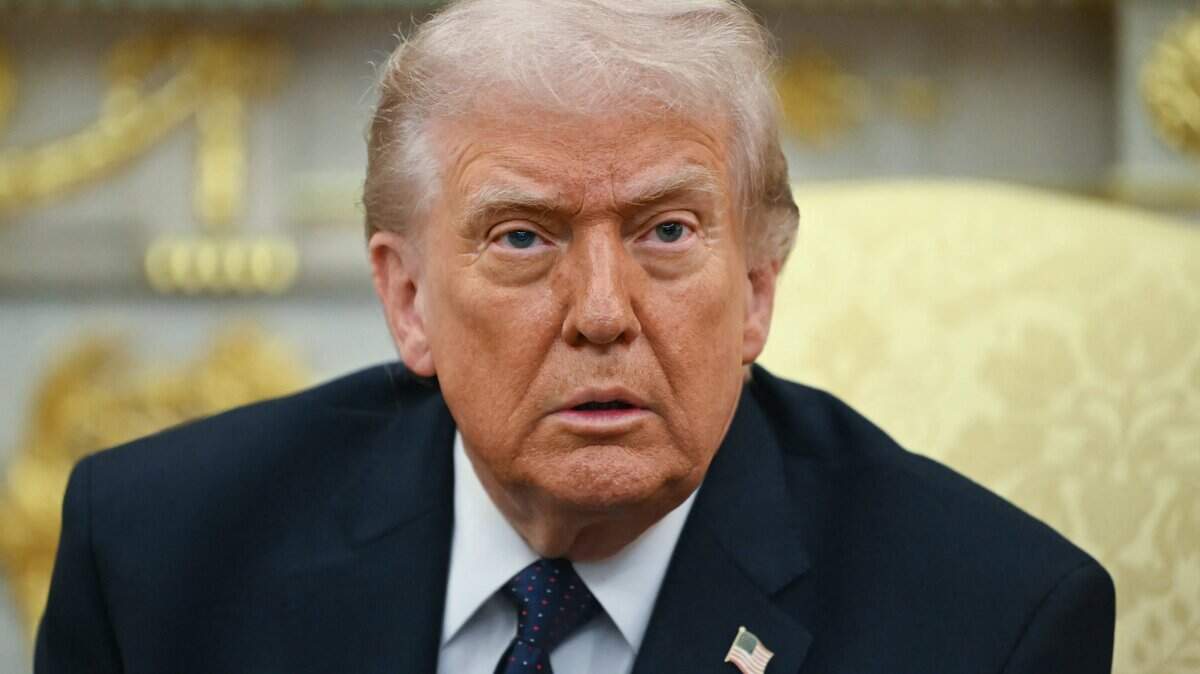 El presidente de Estados Unidos, Donald Trump, observa durante una reunión con el canciller alemán Friedrich Merz en el Despacho Oval de la Casa Blanca en Washington, DC, el 3 de marzo de 2026.