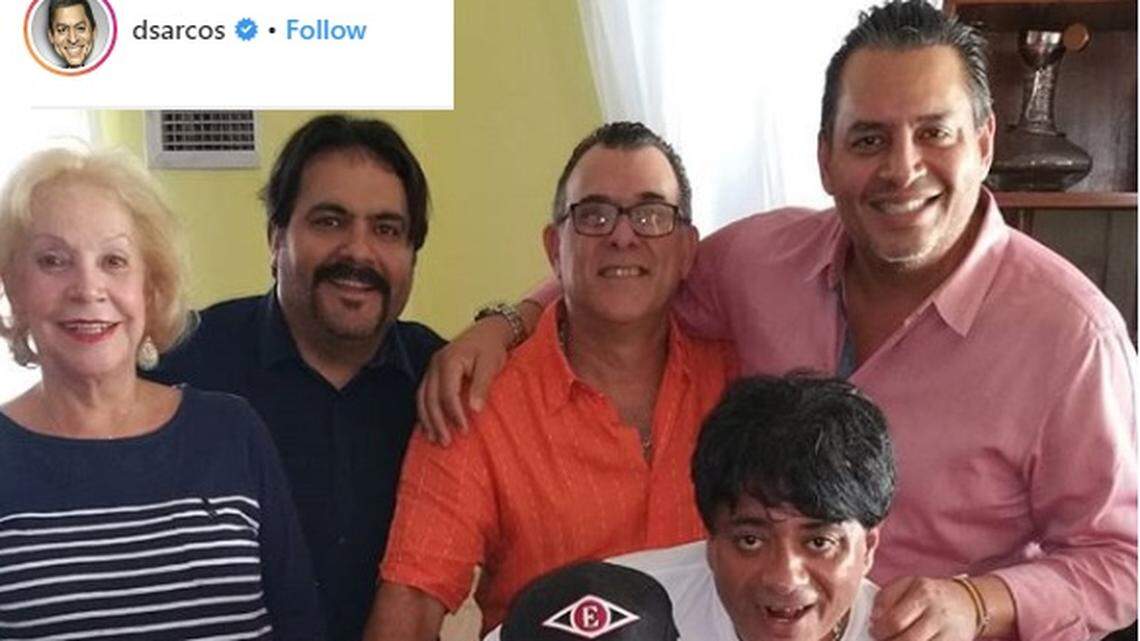 El presentador venezolano Daniel Sarcos compartió en Instagram la última fotografía junto a su familia y su hermano Wolfgan, quien falleció en Venezuela.