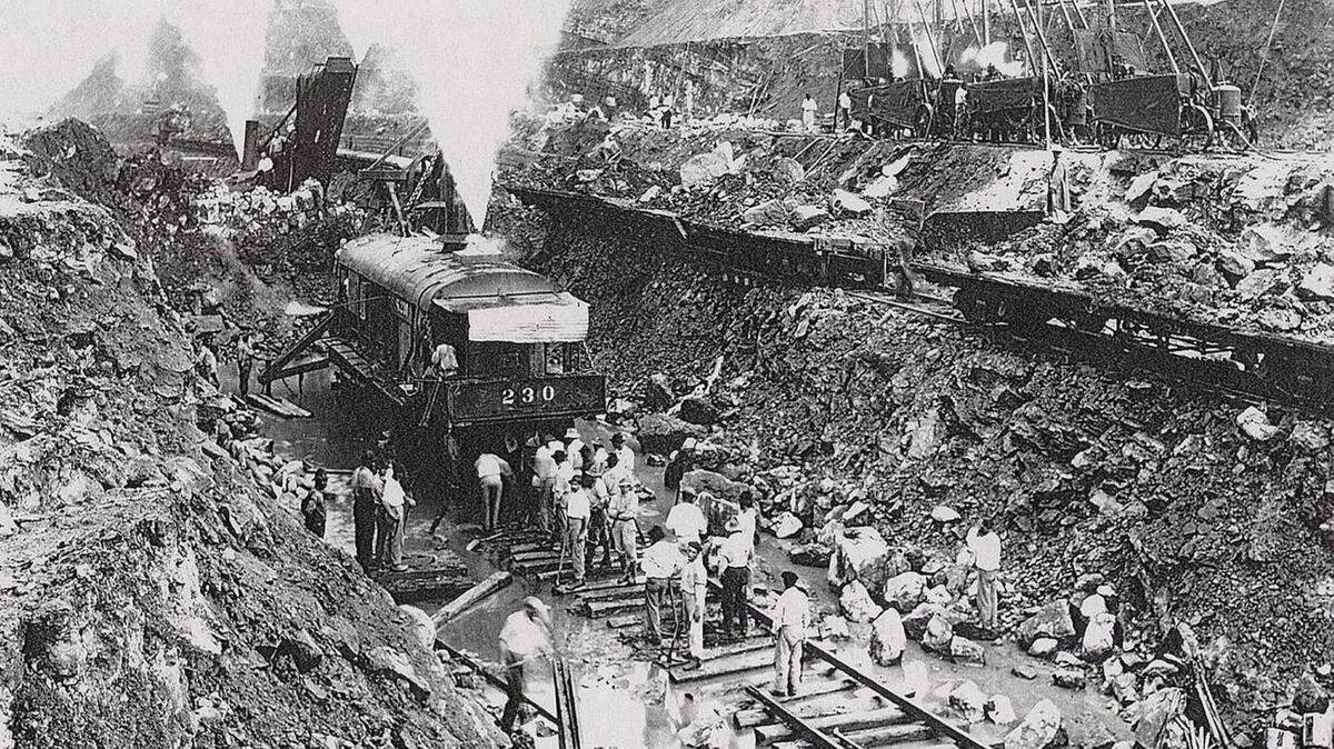 Trabajos en el Canal de Panamá en 1913. Los intentos por crear un canal interoceánico datan del siglo XVI, pues el rey Carlos I de España y V de Alemania fue el primero en ordenar la realización de estudios topográficos con vistas a la construcción de una vía que comunicara al Atlántico con el Pacífico.