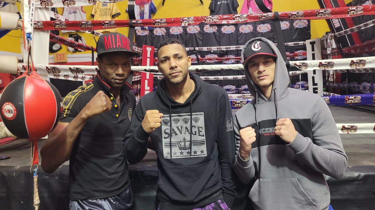 Hugo Noriega, Yoanki Urrutia y Narciso Carmona (de izq. a der.) animan la velada de M&R Boxing el 23 de marzo en el Casino Miccosukee.