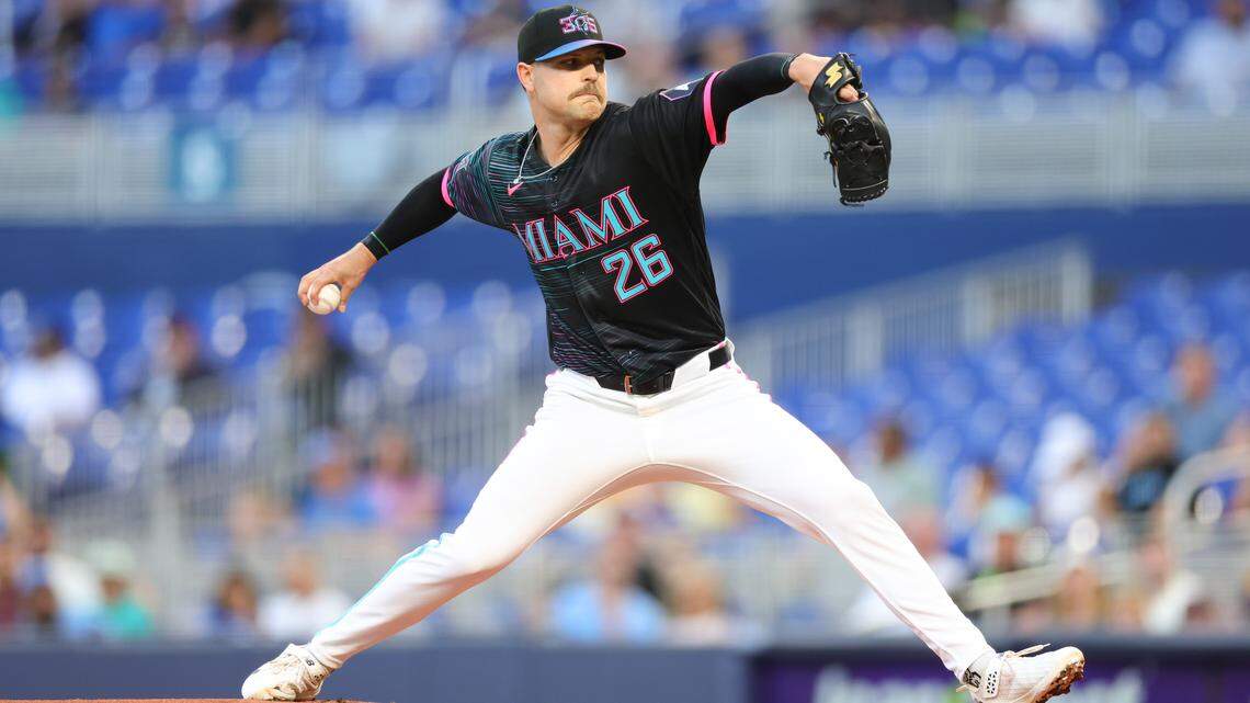 Janson Junk, #26 de los Miami Marlins, lanza contra los Milwaukee Brewers en la primera entrada del partido en el loanDepot park, el 17 de abril de 2026 en Miami, Florida.