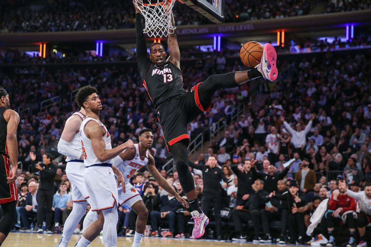 El jugador del Heat Bam Adebayo clava la pelota en el partido ante los Knicks, celebrado el 10 de mayo de 2023 en Nueva York.