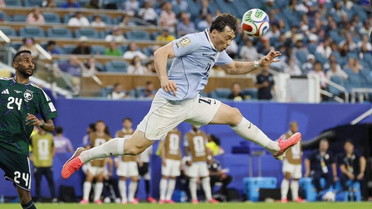El jugador de Uruguay Federico Viñas cabecea un balón ante Arabia Saudí, en el partido del Grupo H del Mundial celebrado el 15 de junio de 2026 en el Estadio Miami, en Miami Gardens, Florida