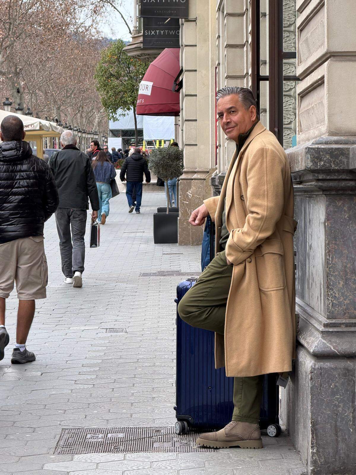 Daniel Sarcos en la Rambla de Barcelona.