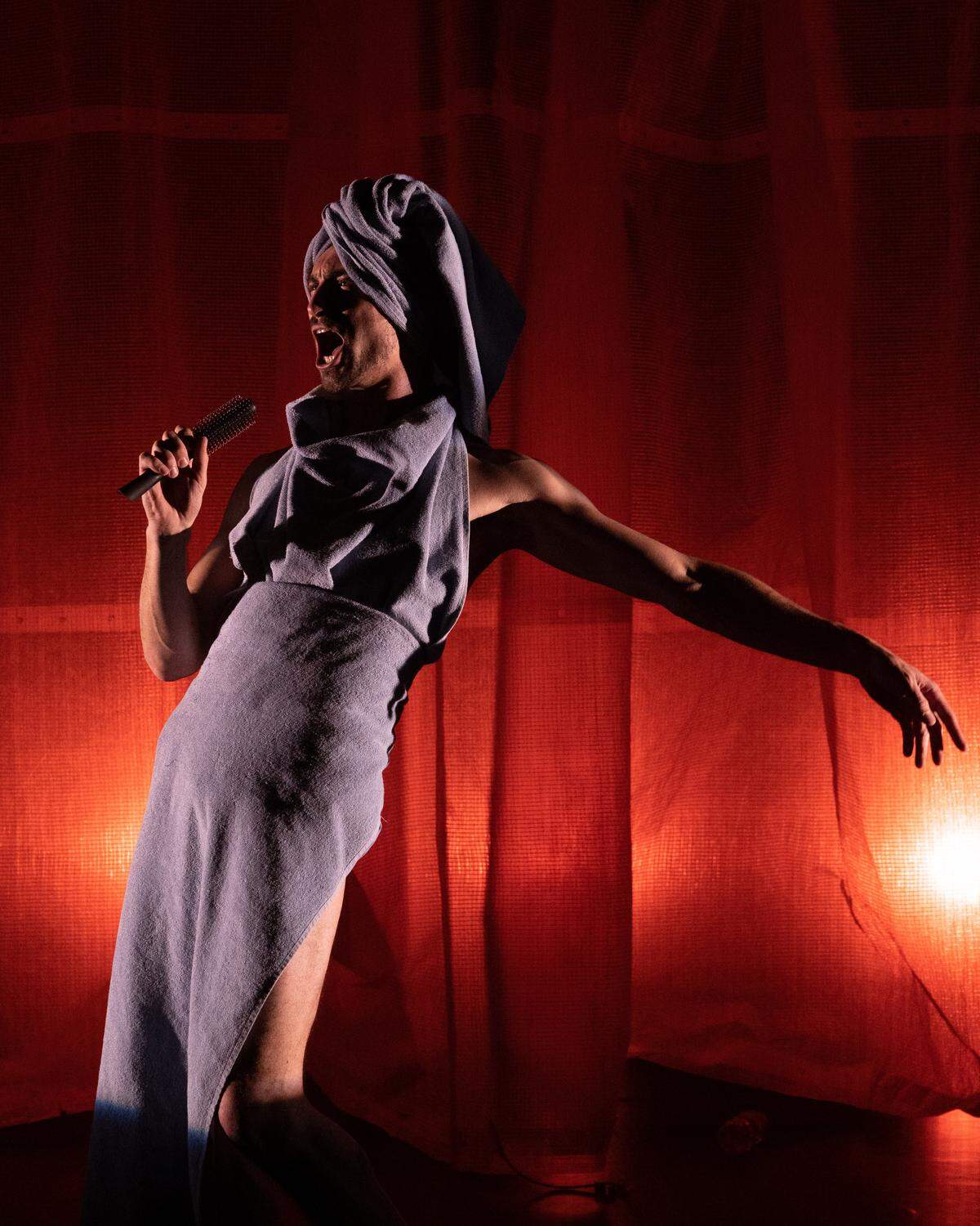 Según Rosso, la danza es una formidable herramienta que aporta muchísimo a todo lo que hace y declara: “El movimiento contiene una riqueza natural y una potencia poética inigualables”.