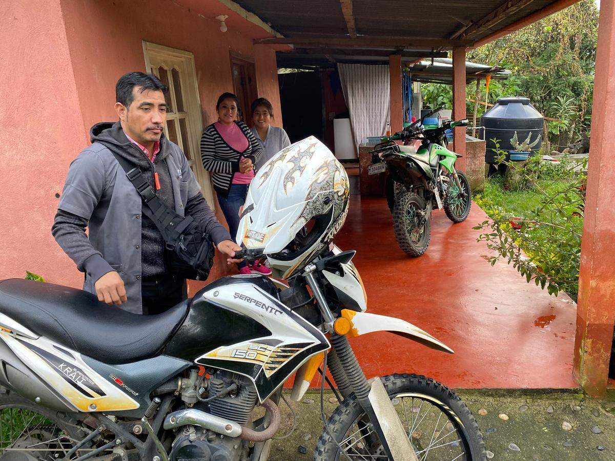 Isidrio con sus tres motos en San Cristóbal-Verapaz, Guatemala.