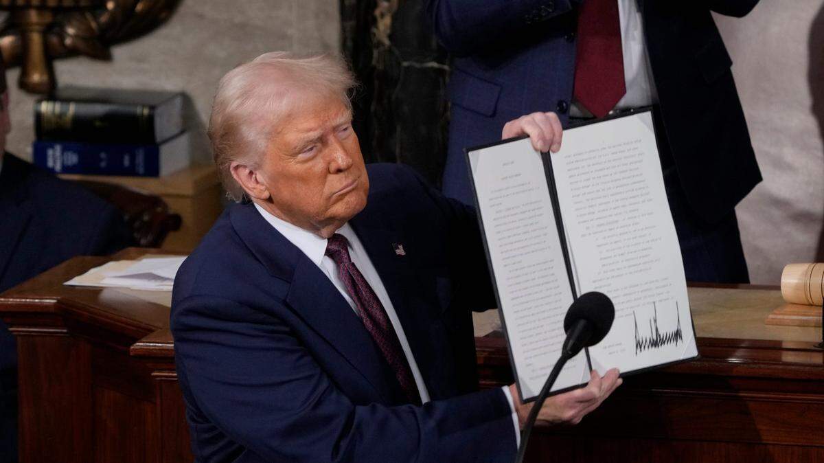 El presidente Donald Trump muestra una orden ejecutiva que renombra un santuario de vida silvestre en honor a la fallecida Jocelyn Nungaray, una niña de 12 años que supuestamente fue asesinada por dos migrantes indocumentados, durante un discurso ante una sesión conjunta del Congreso en el Capitolio de EEUU, en Washington, D.C., el 4 de marzo de 2025.