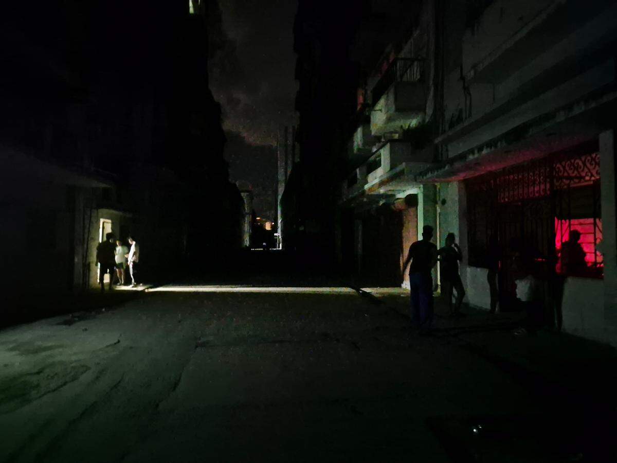Foto de archivo del 20 de octubre de 2024 de La Habana, Cuba, durante un apagón. El lunes 17 de marzo la isla regresaba lentamente a la normalidad tras sufrir otro apagón masivo el fin de semana, el cuarto en seis meses.