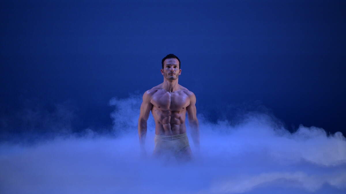 El bailarín brasileño Iago Breschi, del San Diego Ballet, en la obra “On The Sixth Day”, de Rafi Maldonado-López, en el número de apertura del Men Who Dance Festival 2024. 