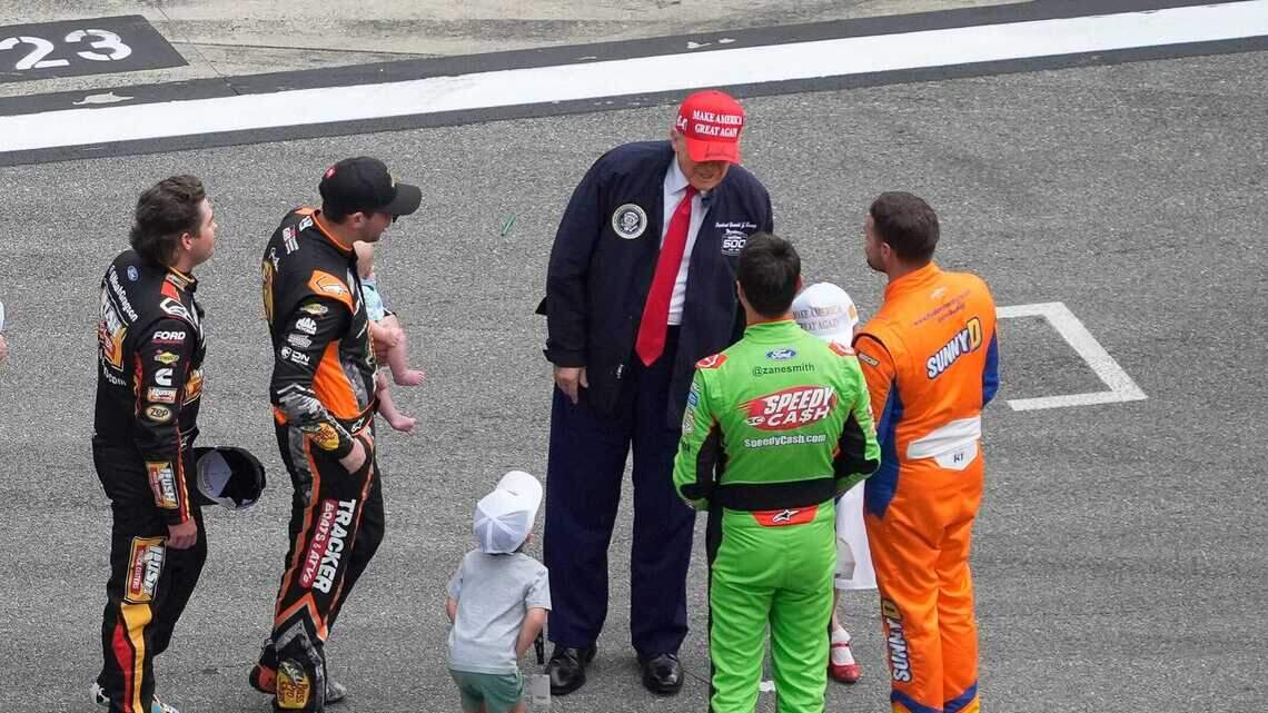 Trump en Daytona 500: da vueltas a la pista en su limusina y envía un mensaje por la popular carrera de NASCAR