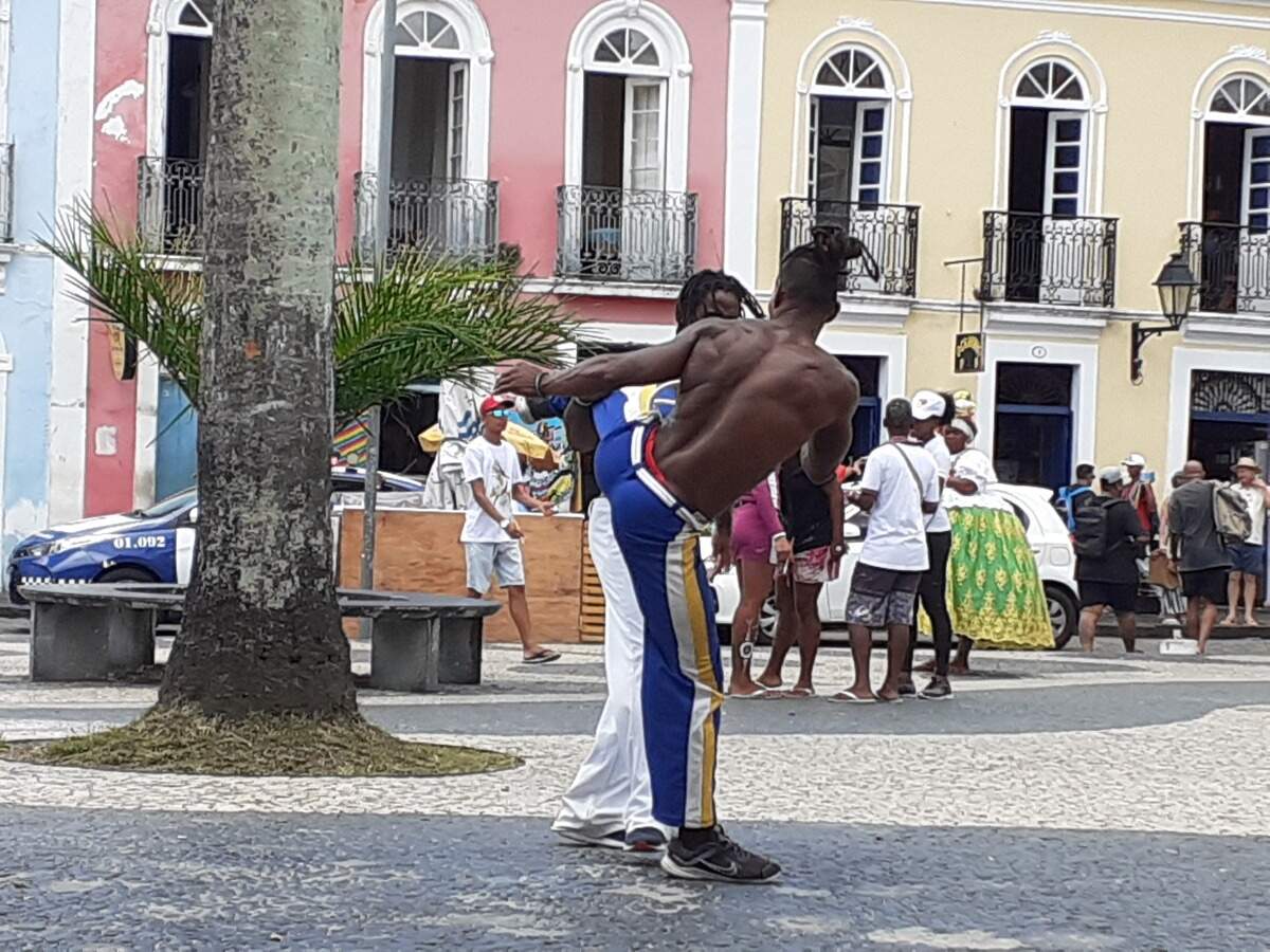 Demostraciones callejeras de capoeria en el Terreiro de Jesus de Salvador de Bahía.