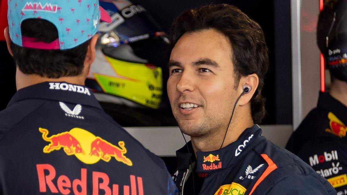 El piloto mexicano de Fórmula Uno Sergio Pérez de Red Bull Racing habla con Daniel Ricciardo antes del inicio de la tercera sesión de práctica en el Gran Premio de Fórmula Uno de Miami en el Autódromo Internacional de Miami el sábado 6 de mayo de 2023 en Miami Gardens, Florida.