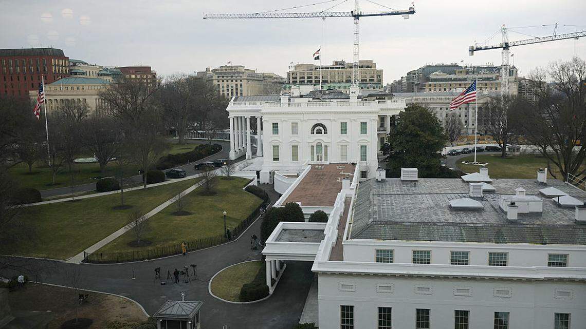 Vista de las grúas en los terrenos de la Casa Blanca mientras continúan las obras de construcción del nuevo salón de baile del presidente Donald Trump en Washington, DC, el miércoles 25 de febrero de 2026.