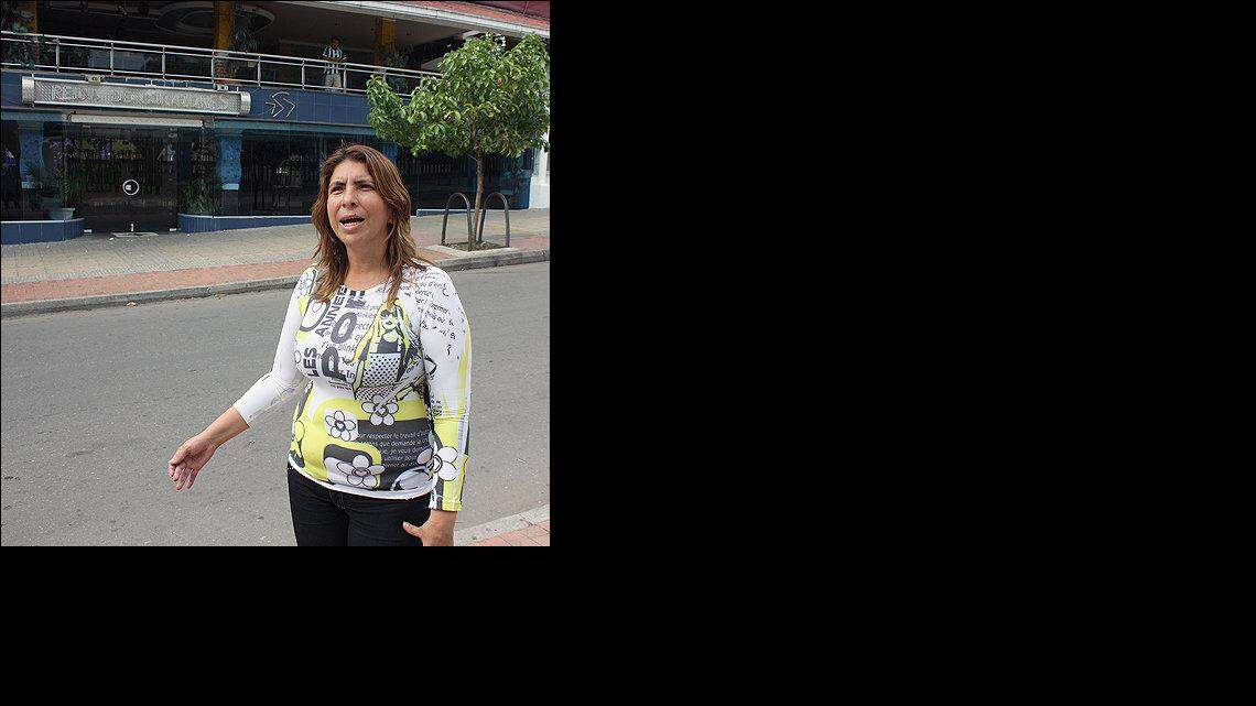 Olga Lucía Castillo señala la discoteca de Melgar, Colombia, donde presuntamente su hija de 12 años fue sacada por el sargento del ejército de Estados Unidos, Michael J. Cohen, y el contratista civil de origen mexicano, Cesar Ruiz, para ser violada.