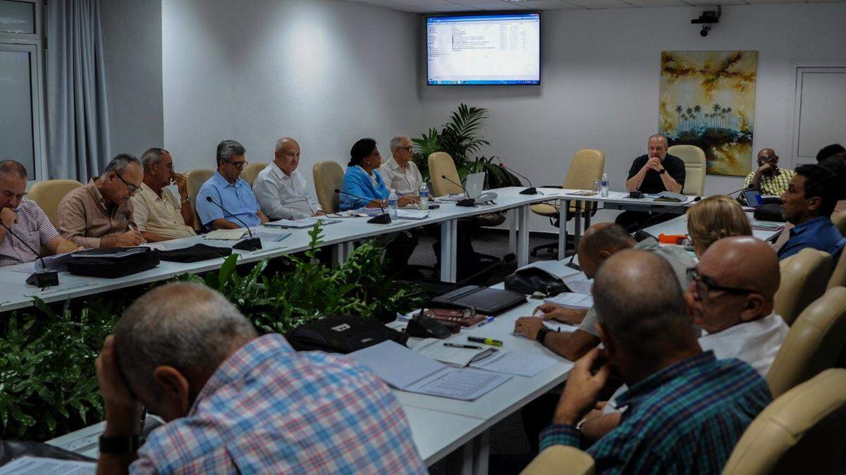 El gobierno cubano sigue sin dar soluciones a los apagones diarios que sufre el pueblo, mientras pide a las familias administrar el consumo de electricidad en los hogares.