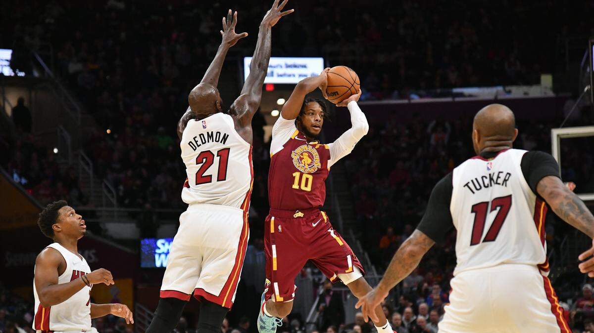 Los veteranos del Heat Kyle Lowry # 7, Dewayne Dedmon # 21, y PJ Tucker # 17 defienden el aro ante la entrada de Darius Garland # 10 de los Cavaliers este lunes 13 de diciembre de 2021 en Rocket Mortgage Fieldhouse, en Cleveland