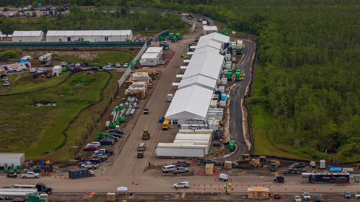 Vista aérea de las estructuras, incluyendo carpas gigantescas, construidas en el recientemente inaugurado centro de detención de migrantes, “Alligator Alcatraz”, ubicado en el sitio del Aeropuerto de Entrenamiento y Transición Dade-Collier en Ochopee, Florida, el viernes 4 de julio de 2025.
