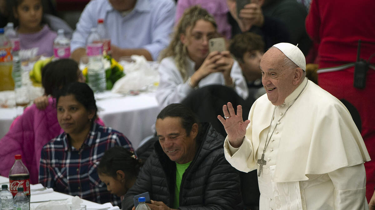 El papa Francisco saluda a los asistentes al almuerzo con los pobres para conmemorar el 8vo Día Mundial de los Pobres, en el Salón Pablo VI en la Ciudad del Vaticano, el domingo 17 de noviembre de 2024.