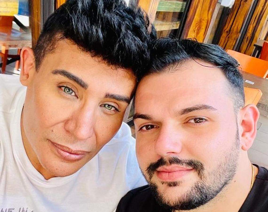 Eduardo Antonio y su novio Roy García.