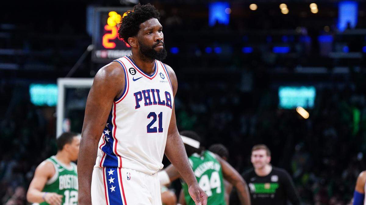  Joel Embiid jugó este miércoles su primer partido tras haber sido elegido Jugador Más Valioso, pero sus 76ers de Philadelphia no pudieron celebrarlo con victoria y cayeron de forma rotunda 121-87 ante unos Celtics de Boston que igualaron 1-1 esta semifinal de la Conferencia Este.
