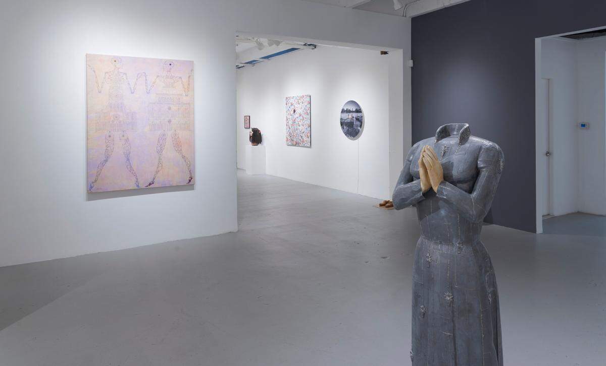 Vista de algunas de las obras en sala de la exhibición “Power Couture” en Panamerican Art Projects.